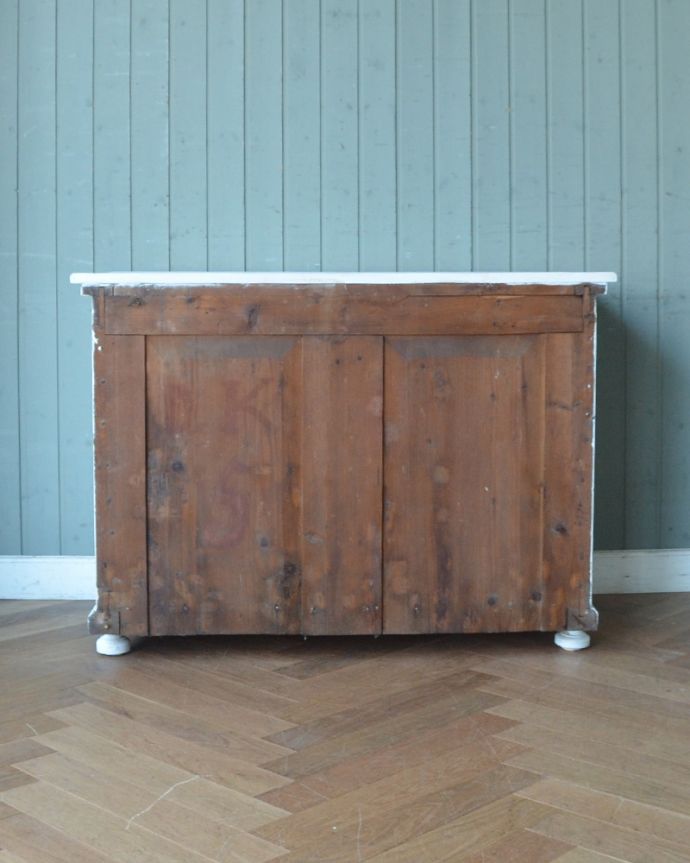 アンティークのキャビネット　アンティーク家具　フランスらしい彫りが美しいキャビネット、フランスのアンティークペイント家具。アンティークは新品ではないので、もちろん経年変化によるキズはありますが、専門の職人が目立たないようキレイにお直しをしているので、後姿までキレイです。(d-1248-f)