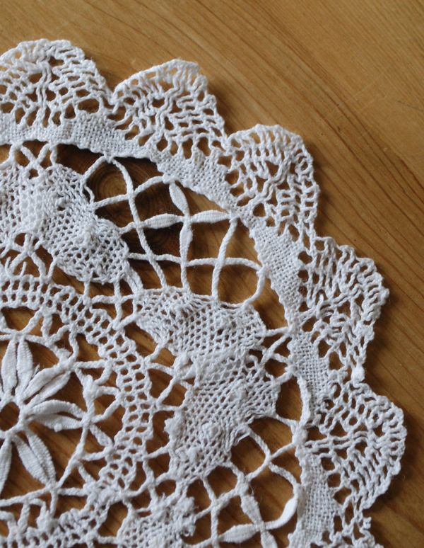 ミルクピッチャー アンティーク雑貨 インテリアのドレスアップに・・・アンティークドイリーレース。アンティークのため、多少の汚れやシミがある場合がありますが、使用上問題はありませんので、ご了承下さい。(d-1248-z)