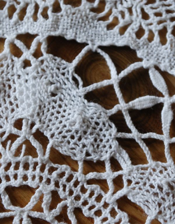 ミルクピッチャー アンティーク雑貨 インテリアのドレスアップに・・・アンティークドイリーレース。ハンドメイドの繊細さとあたたかさがあります。(d-1248-z)