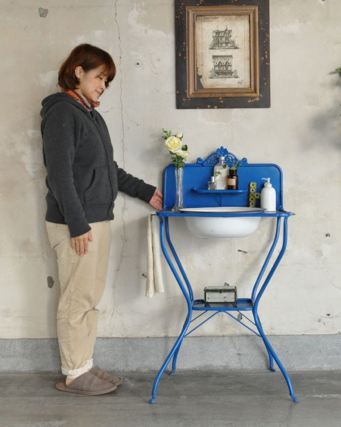 ガーデニング家具　アンティーク家具　雨にも丈夫なアンティーク家具、おしゃれなウォッシュスタンド（ブルー）。女性が作業しやすい高さです。(d-1250-f)