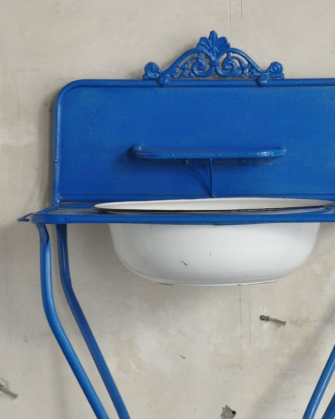 ガーデニング家具　アンティーク家具　雨にも丈夫なアンティーク家具、おしゃれなウォッシュスタンド（ブルー）。どこから見ても、エレガントな雰囲気。(d-1250-f)