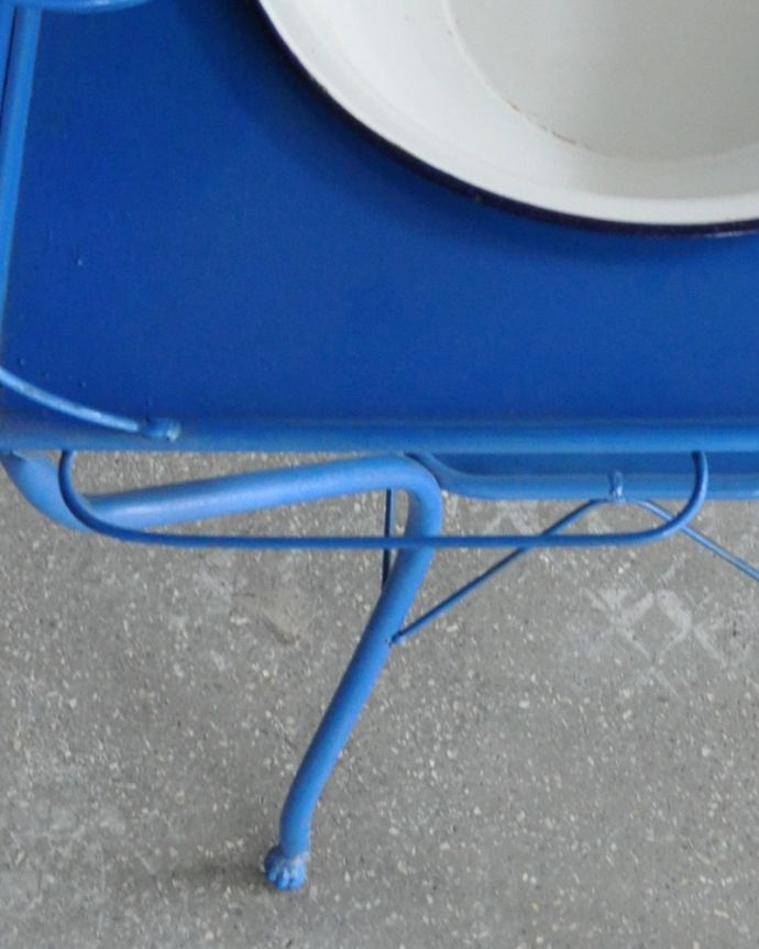 ガーデニング家具　アンティーク家具　雨にも丈夫なアンティーク家具、おしゃれなウォッシュスタンド（ブルー）。サイドにはタオル掛けがあります。(d-1250-f)