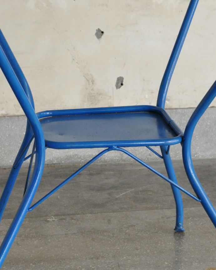 ガーデニング家具　アンティーク家具　雨にも丈夫なアンティーク家具、おしゃれなウォッシュスタンド（ブルー）。小さな鉢植えを置いたり、ガーデニングの道具をちょっと置くときに便利です。(d-1250-f)