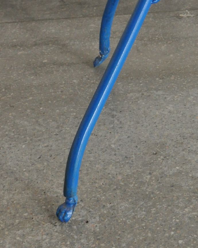 ガーデニング家具　アンティーク家具　雨にも丈夫なアンティーク家具、おしゃれなウォッシュスタンド（ブルー）。アイアンの細い脚です。(d-1250-f)