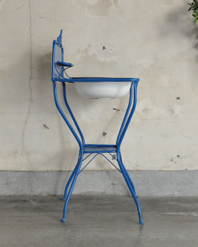 ガーデニング家具　アンティーク家具　雨にも丈夫なアンティーク家具、おしゃれなウォッシュスタンド（ブルー）。横から見ると、スッキリしているのがよく分かります。(d-1250-f)