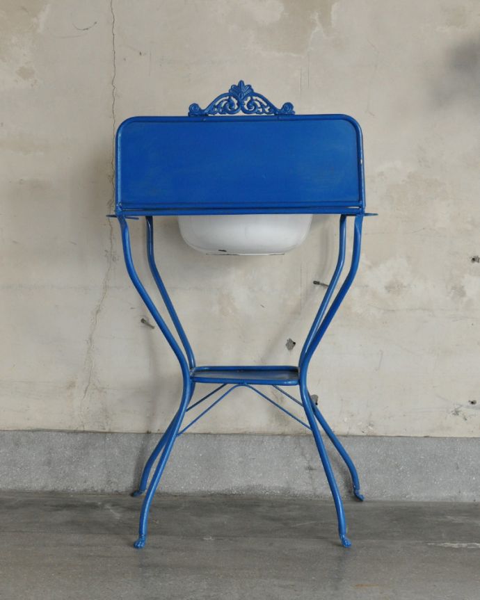 ガーデニング家具　アンティーク家具　雨にも丈夫なアンティーク家具、おしゃれなウォッシュスタンド（ブルー）。アンティークは新品ではないので、もちろん経年変化によるキズはありますが、専門の職人が目立たないようキレイにお直しをしているので、後姿までキレイです。(d-1250-f)