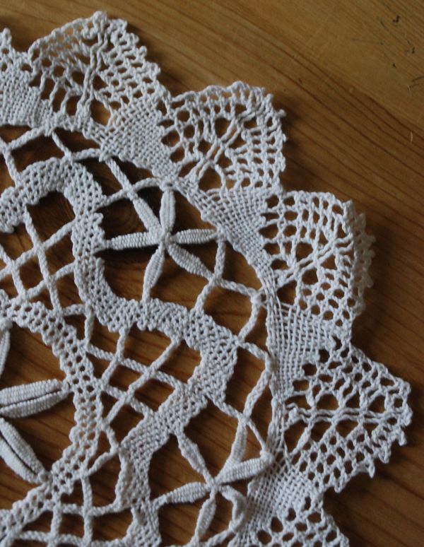 ミルクピッチャー　アンティーク雑貨　可憐なお花デザインのフランスアンティークドイリーレース。アンティークのため、多少の汚れやシミがある場合がありますが、使用上問題はありませんので、ご了承下さい。(d-1250-z)