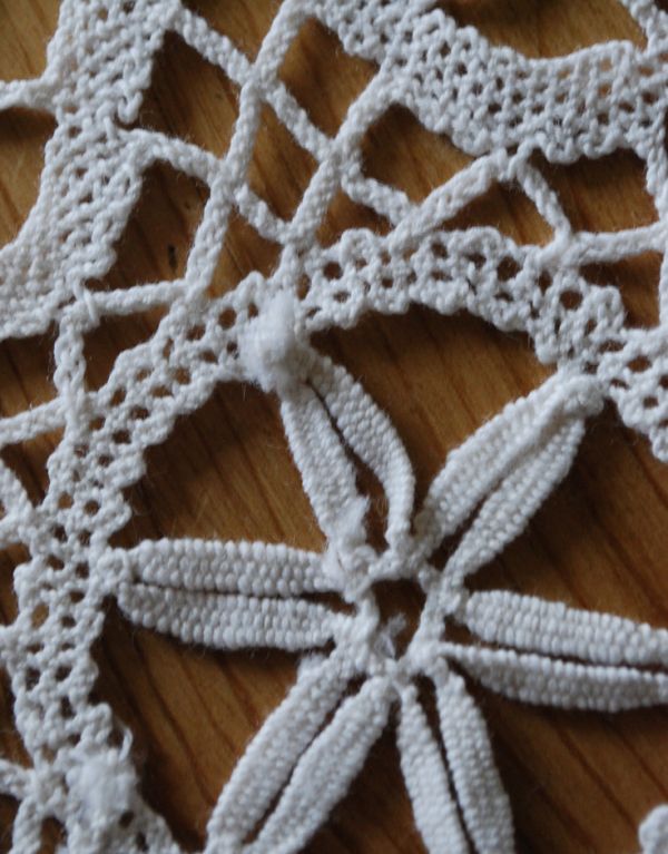 ミルクピッチャー　アンティーク雑貨　可憐なお花デザインのフランスアンティークドイリーレース。ハンドメイドの繊細さとあたたかさがあります。(d-1250-z)