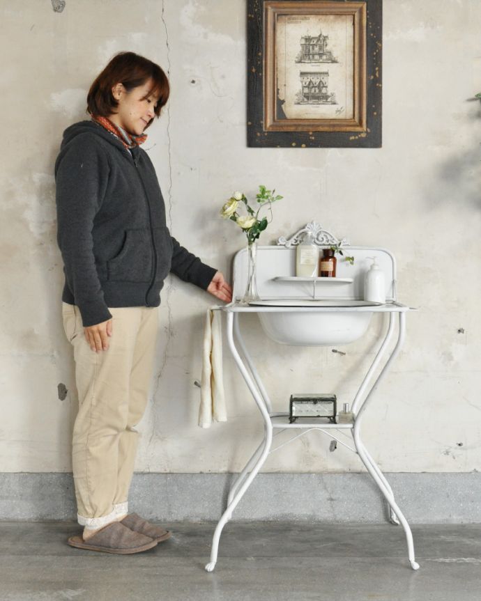 ガーデニング家具　アンティーク家具　外でも使えるアンティーク家具、オシャレなウォッシュスタンド（ホワイト）。女性が作業しやすい高さです。(d-1251-f)