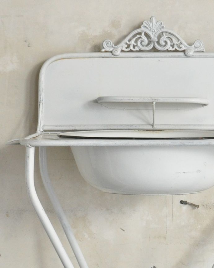 ガーデニング家具　アンティーク家具　外でも使えるアンティーク家具、オシャレなウォッシュスタンド（ホワイト）。どこから見ても、エレガントな雰囲気。(d-1251-f)