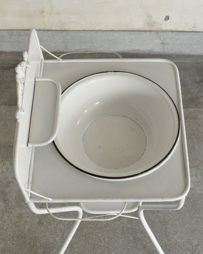 ガーデニング家具　アンティーク家具　外でも使えるアンティーク家具、オシャレなウォッシュスタンド（ホワイト）。上から見るとこんな感じです。(d-1251-f)