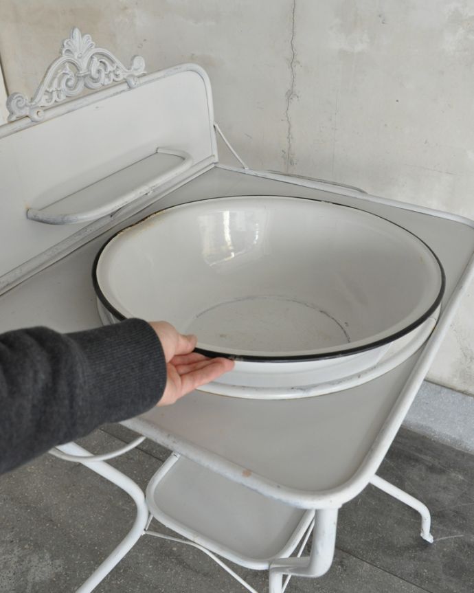 ガーデニング家具　アンティーク家具　外でも使えるアンティーク家具、オシャレなウォッシュスタンド（ホワイト）。ボウルは取り外せるので、使いやすく、お手入れも楽です。(d-1251-f)