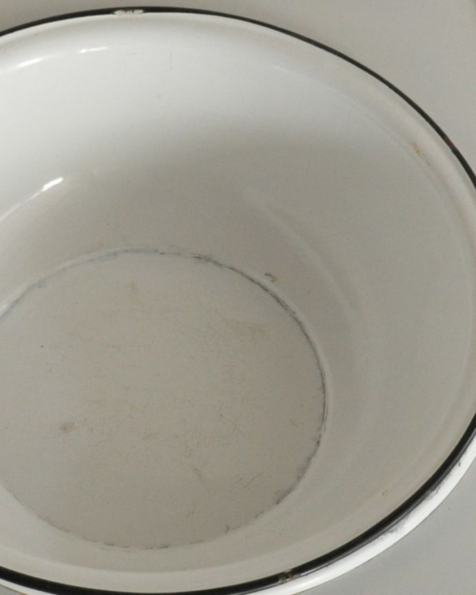 ガーデニング家具　アンティーク家具　外でも使えるアンティーク家具、オシャレなウォッシュスタンド（ホワイト）。ボウルは、清潔感のある白！つるんとした質感がホワイトカラーを引き立てます。(d-1251-f)