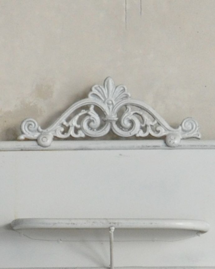 ガーデニング家具　アンティーク家具　外でも使えるアンティーク家具、オシャレなウォッシュスタンド（ホワイト）。美しい飾りがポイント。(d-1251-f)