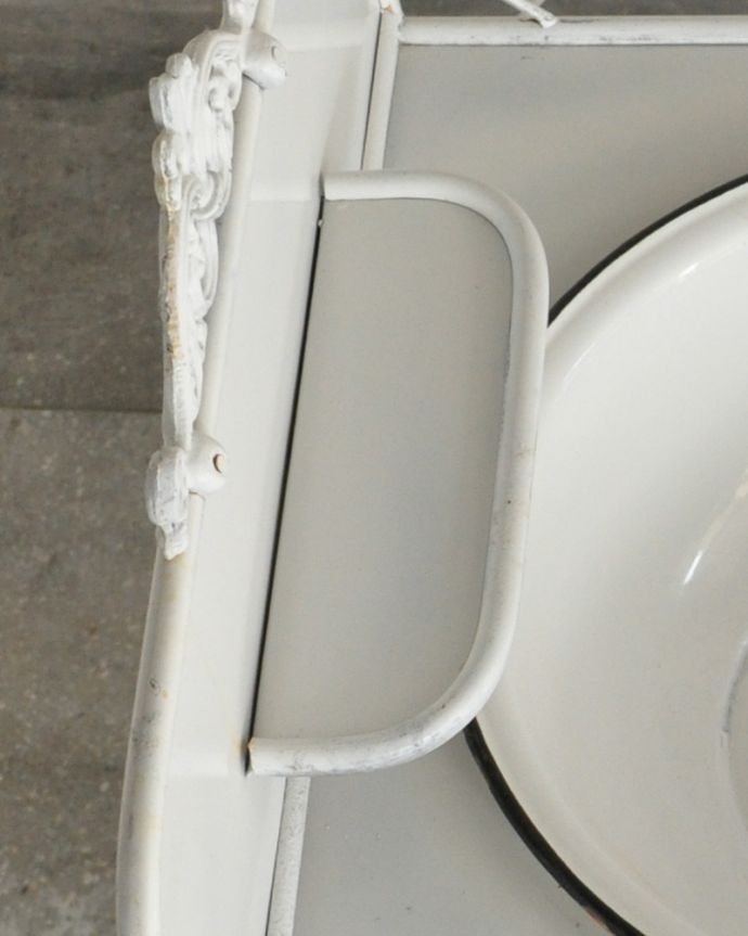 ガーデニング家具　アンティーク家具　外でも使えるアンティーク家具、オシャレなウォッシュスタンド（ホワイト）。小物置きもあります。(d-1251-f)