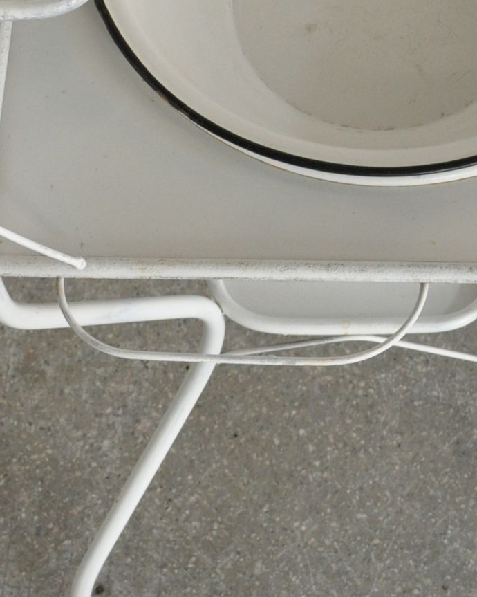 ガーデニング家具　アンティーク家具　外でも使えるアンティーク家具、オシャレなウォッシュスタンド（ホワイト）。サイドにはタオル掛けがあります。(d-1251-f)