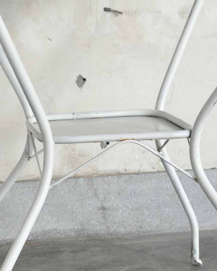 ガーデニング家具　アンティーク家具　外でも使えるアンティーク家具、オシャレなウォッシュスタンド（ホワイト）。小さな鉢植えを置いたり、ガーデニングの道具をちょっと置くときに便利です。(d-1251-f)