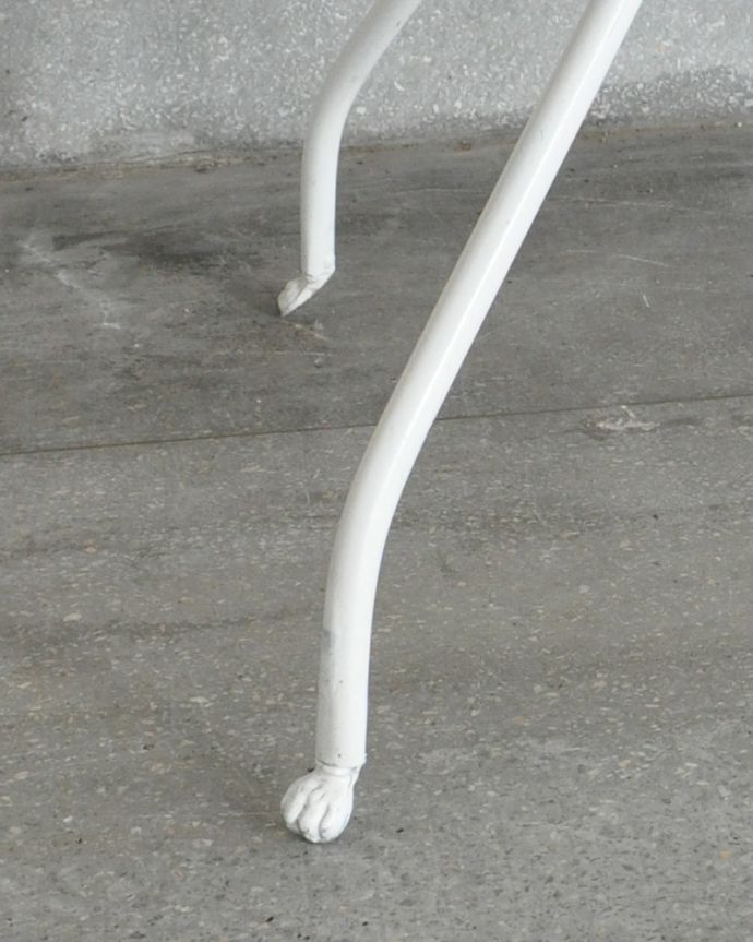 ガーデニング家具　アンティーク家具　外でも使えるアンティーク家具、オシャレなウォッシュスタンド（ホワイト）。先端にまでさりげなく装飾がある脚です。(d-1251-f)