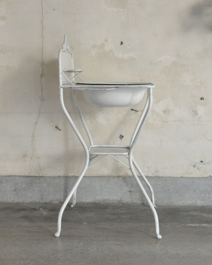 ガーデニング家具　アンティーク家具　外でも使えるアンティーク家具、オシャレなウォッシュスタンド（ホワイト）。横から見ると、スッキリしているのがよく分かります。(d-1251-f)