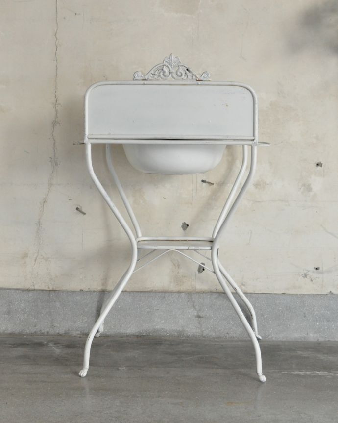 ガーデニング家具　アンティーク家具　外でも使えるアンティーク家具、オシャレなウォッシュスタンド（ホワイト）。アンティークは新品ではないので、もちろん経年変化によるキズはありますが、専門の職人が目立たないようキレイにお直しをしているので、後姿までキレイです。(d-1251-f)
