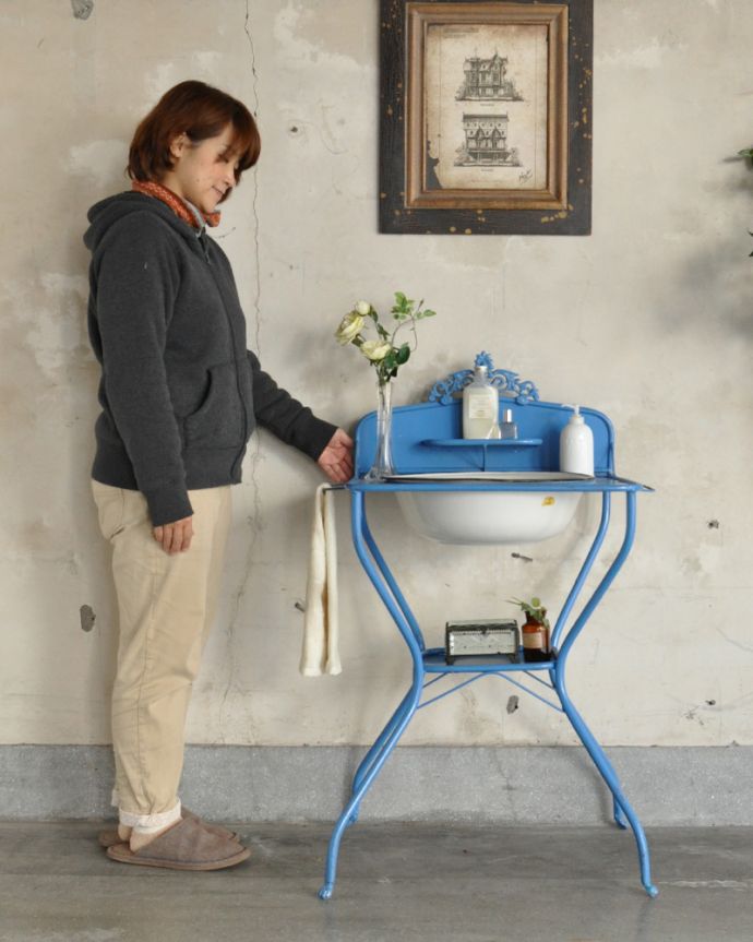 ガーデニング家具　アンティーク家具　屋外でも使えるアンティーク家具、ガーデニングにウォッシュスタンド（ライトブルー）。女性が作業しやすい高さです。(d-1252-f)