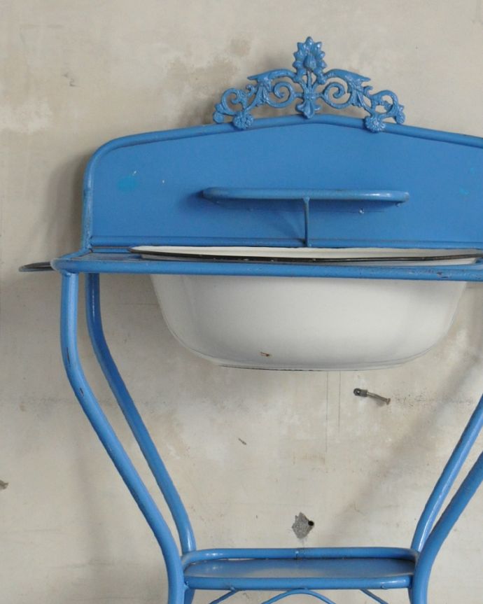 ガーデニング家具　アンティーク家具　屋外でも使えるアンティーク家具、ガーデニングにウォッシュスタンド（ライトブルー）。どこから見ても、エレガントな雰囲気。(d-1252-f)