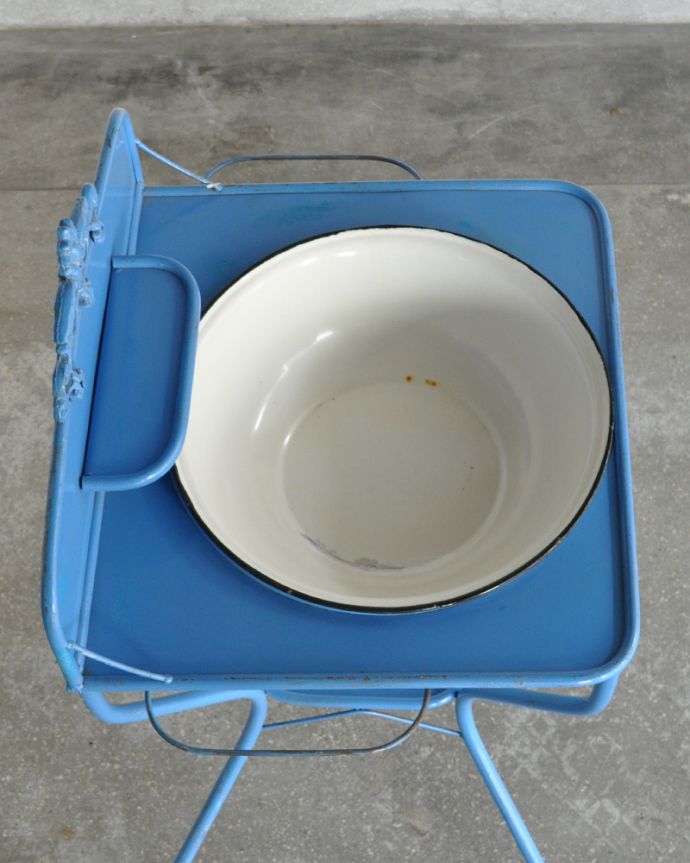 ガーデニング家具　アンティーク家具　屋外でも使えるアンティーク家具、ガーデニングにウォッシュスタンド（ライトブルー）。上から見るとこんな感じです。(d-1252-f)