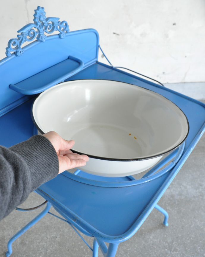 ガーデニング家具　アンティーク家具　屋外でも使えるアンティーク家具、ガーデニングにウォッシュスタンド（ライトブルー）。ボウルは取り外せるので、使いやすく、お手入れも楽です。(d-1252-f)