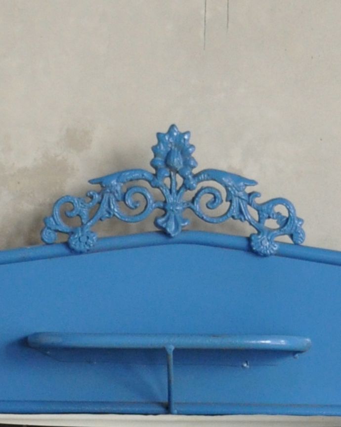 ガーデニング家具　アンティーク家具　屋外でも使えるアンティーク家具、ガーデニングにウォッシュスタンド（ライトブルー）。美しい飾りがポイント。(d-1252-f)