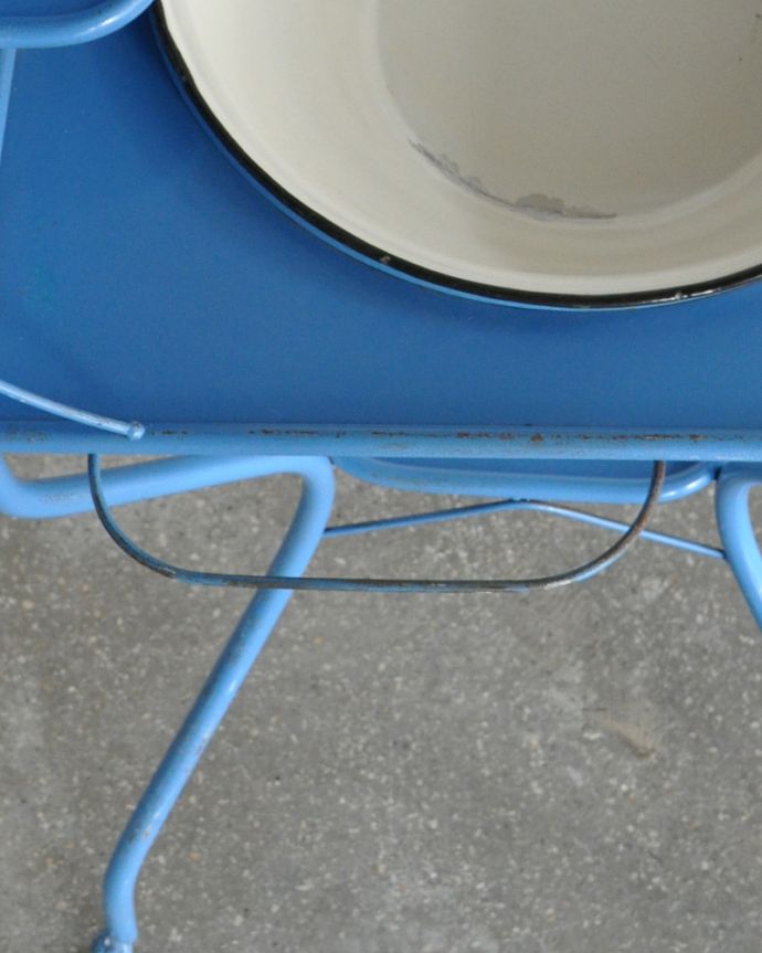 ガーデニング家具　アンティーク家具　屋外でも使えるアンティーク家具、ガーデニングにウォッシュスタンド（ライトブルー）。サイドにはタオル掛けがあります。(d-1252-f)