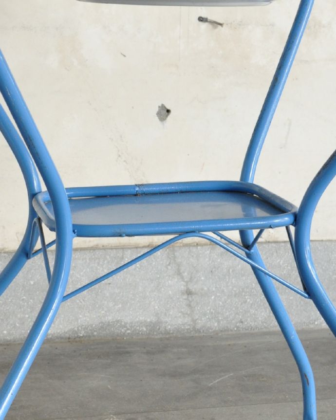 ガーデニング家具　アンティーク家具　屋外でも使えるアンティーク家具、ガーデニングにウォッシュスタンド（ライトブルー）。小さな鉢植えを置いたり、ガーデニングの道具をちょっと置くときに便利です。(d-1252-f)