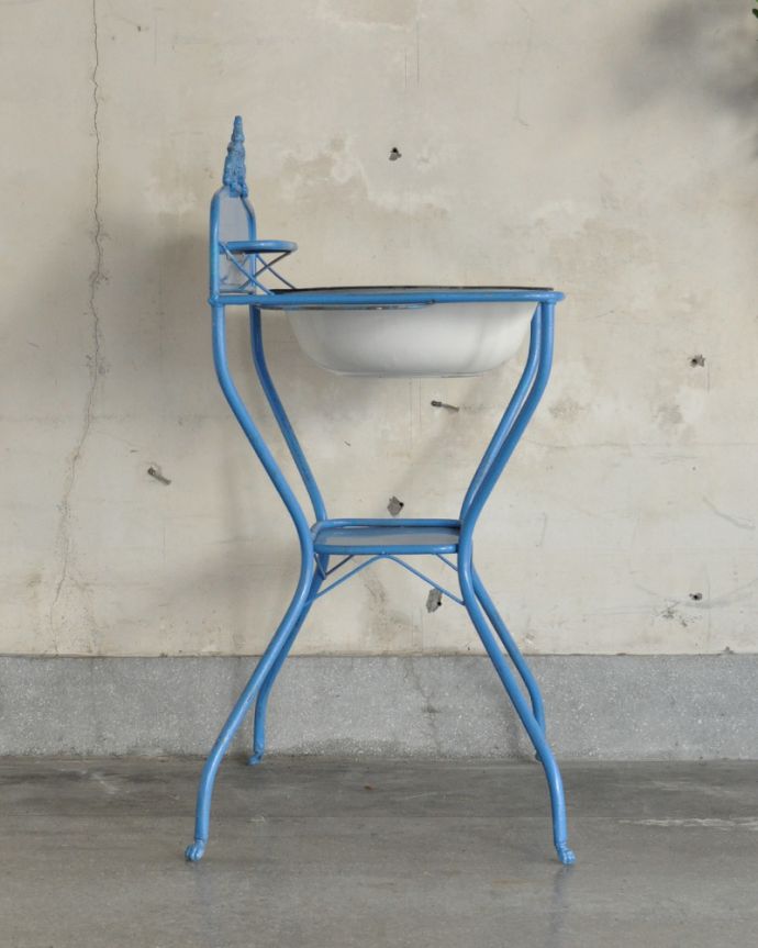 ガーデニング家具　アンティーク家具　屋外でも使えるアンティーク家具、ガーデニングにウォッシュスタンド（ライトブルー）。横から見ると、スッキリしているのがよく分かります。(d-1252-f)