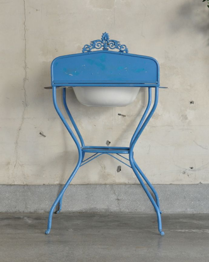 ガーデニング家具　アンティーク家具　屋外でも使えるアンティーク家具、ガーデニングにウォッシュスタンド（ライトブルー）。アンティークは新品ではないので、もちろん経年変化によるキズはありますが、専門の職人が目立たないようキレイにお直しをしているので、後姿までキレイです。(d-1252-f)