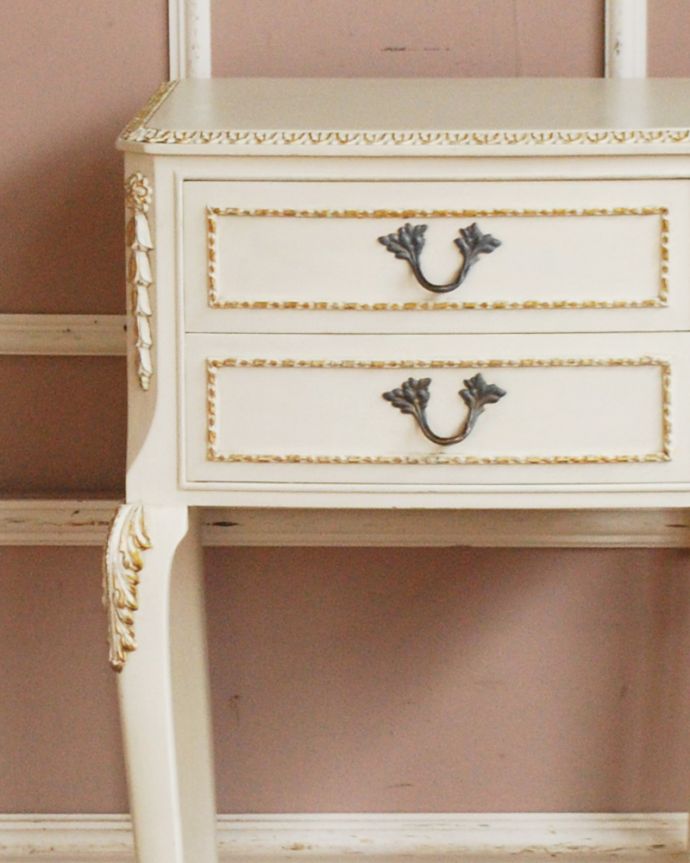 アンティークのチェスト　アンティーク家具　ドレッシーなベッドサイドチェスト、フレンチスタイルのアンティーク家具。真っ白でエレガントなフランスらしい仕上がりです。(d-1253-f)