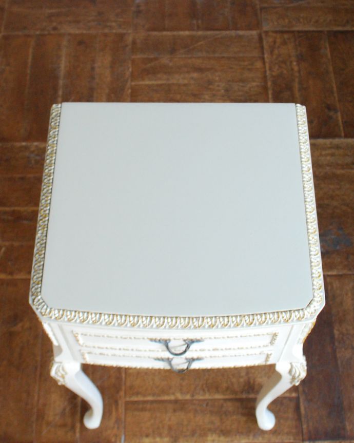 アンティークのチェスト　アンティーク家具　ドレッシーなベッドサイドチェスト、フレンチスタイルのアンティーク家具。天板ももちろんピカピカにお直ししています。(d-1253-f)