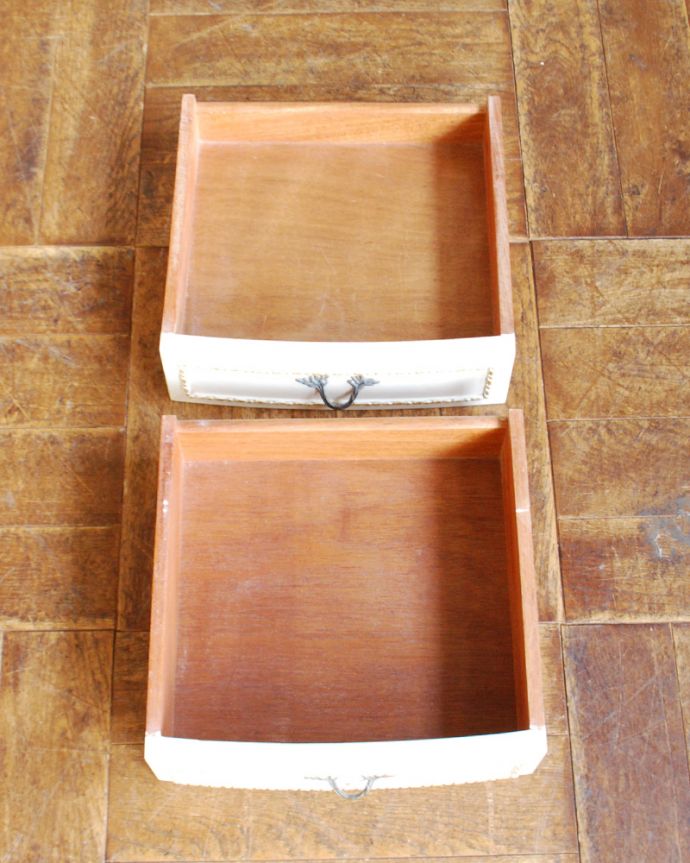 アンティークのチェスト　アンティーク家具　ドレッシーなベッドサイドチェスト、フレンチスタイルのアンティーク家具。引き出しが２杯あります。(d-1253-f)