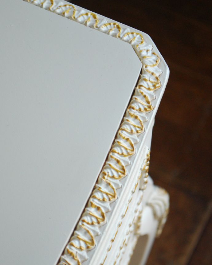 アンティークのチェスト　アンティーク家具　ドレッシーなベッドサイドチェスト、フレンチスタイルのアンティーク家具。天板の縁取りもフリルのように可愛らしく装飾を施しています。(d-1253-f)