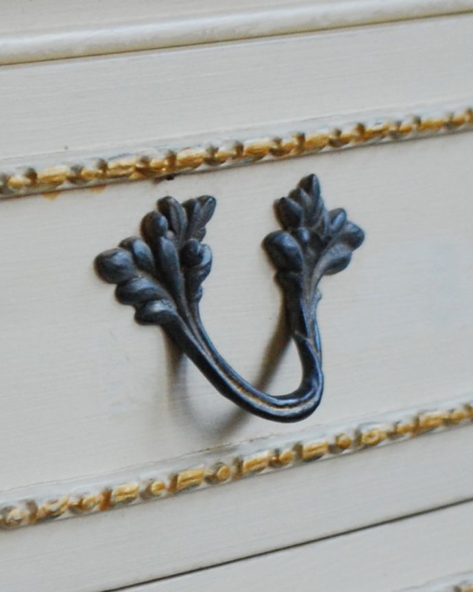 アンティークのチェスト　アンティーク家具　ドレッシーなベッドサイドチェスト、フレンチスタイルのアンティーク家具。引き出しの取っ手は蔦のような凝ったデザイン。(d-1253-f)