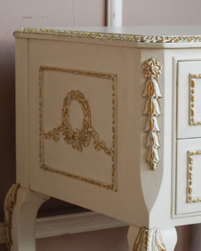 アンティークのチェスト　アンティーク家具　ドレッシーなベッドサイドチェスト、フレンチスタイルのアンティーク家具。隅々まで細やかな彫が施されています。(d-1253-f)