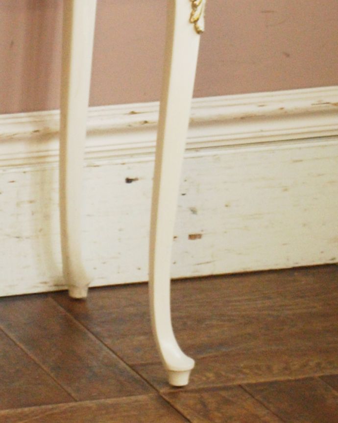 アンティークのチェスト　アンティーク家具　ドレッシーなベッドサイドチェスト、フレンチスタイルのアンティーク家具。スラリと伸びた美しい脚。(d-1253-f)