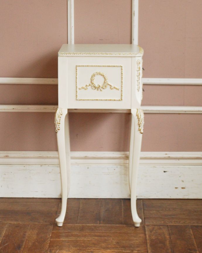 アンティークのチェスト　アンティーク家具　ドレッシーなベッドサイドチェスト、フレンチスタイルのアンティーク家具。サイドから見ても美しいデザイン。(d-1253-f)