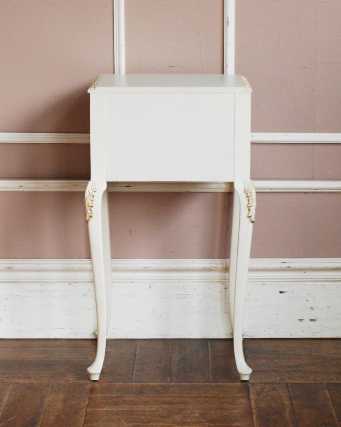 アンティークのチェスト　アンティーク家具　ドレッシーなベッドサイドチェスト、フレンチスタイルのアンティーク家具。アンティークは新品ではないので、もちろん経年変化によるキズはありますが、専門の職人が目立たないようキレイにお直しをしているので、後姿までキレイです。(d-1253-f)