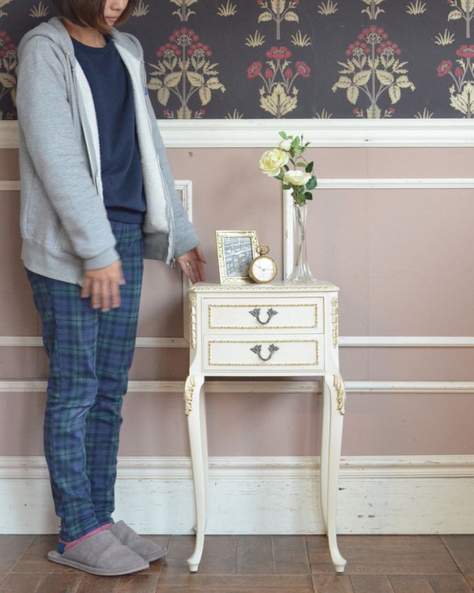 アンティークのチェスト　アンティーク家具　ドレッシーなベッドサイドチェスト、フレンチスタイルのアンティーク家具。とっても可愛いカップボード。(d-1253-f)