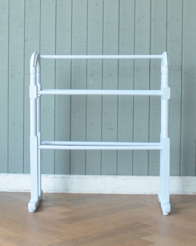 タオルハンガー　アンティーク家具　ペイント仕上げのアンティーク雑貨、木製のタオルハンガー（５本タイプ）。ランドリールームにピッタリの爽やかブルー！手拭きやフェイスタオルなどを掛けて実用的にお楽しみ頂けます。(d-1255-f)