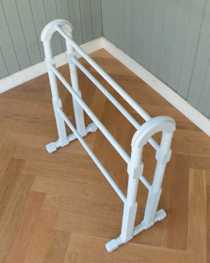 タオルハンガー　アンティーク家具　ペイント仕上げのアンティーク雑貨、木製のタオルハンガー（５本タイプ）。可愛くって使いやすいタオルハンガーが久々にやってきました！バーは5本付いています。(d-1255-f)