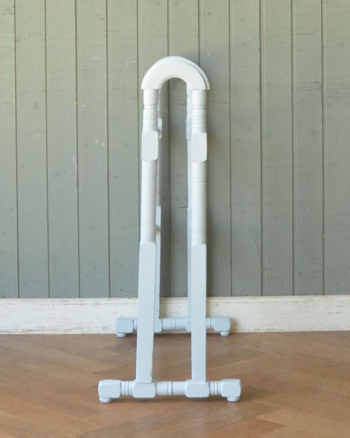 タオルハンガー　アンティーク家具　ペイント仕上げのアンティーク雑貨、木製のタオルハンガー（５本タイプ）。洋書のバスルームで見るようなタオルハンガー。(d-1255-f)