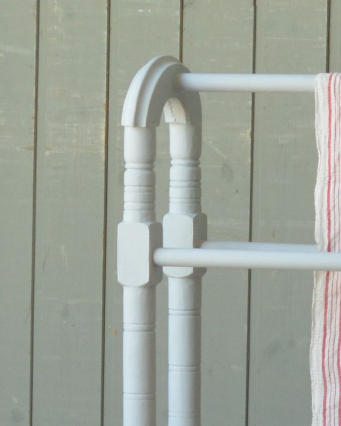 タオルハンガー　アンティーク家具　ペイント仕上げのアンティーク雑貨、木製のタオルハンガー（５本タイプ）。トップはアーチ型になっています。(d-1255-f)