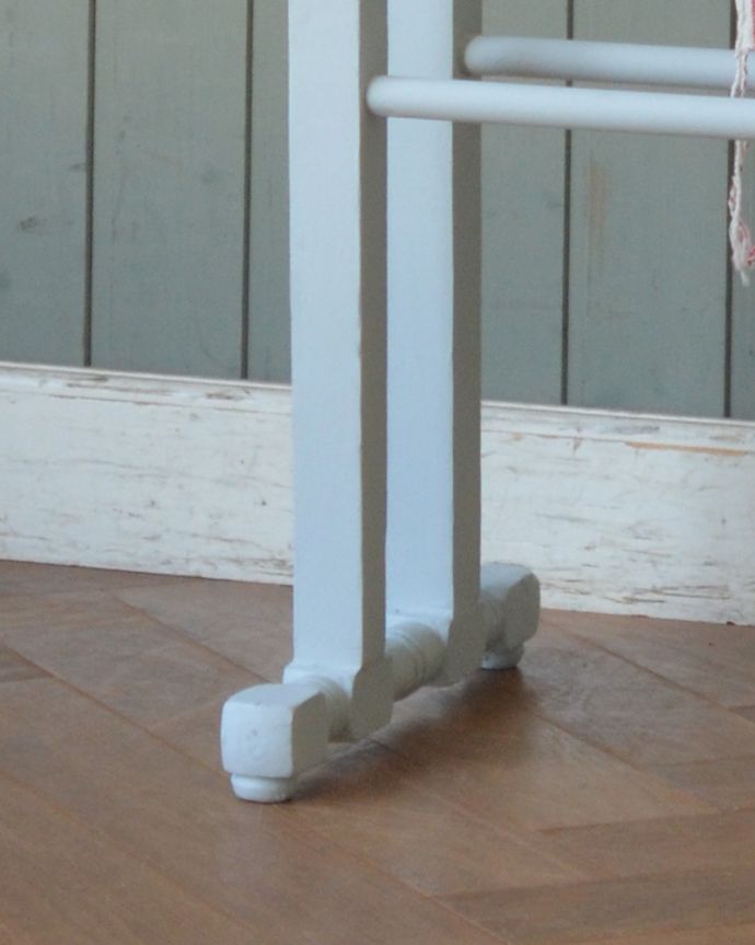 タオルハンガー　アンティーク家具　ペイント仕上げのアンティーク雑貨、木製のタオルハンガー（５本タイプ）。きちんとお直ししているので、しっかりとした安定感があります。(d-1255-f)