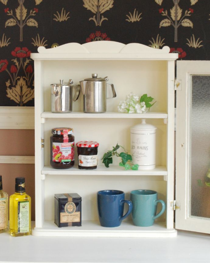 ウォールキャビネット　アンティーク家具　ガラス扉付きのスモールキャビネット、壁につけるアンティーク家具。玄関の鍵置きに。(d-1256-f)