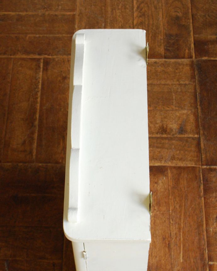 ウォールキャビネット　アンティーク家具　ガラス扉付きのスモールキャビネット、壁につけるアンティーク家具。天板はピカピカです。(d-1256-f)